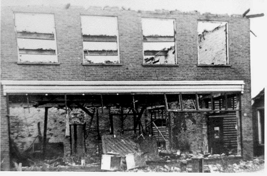 34_winkel_gerrit_freie_rijssensestraat_nijverdal_na_bombardement_22_maart_1945.jpg