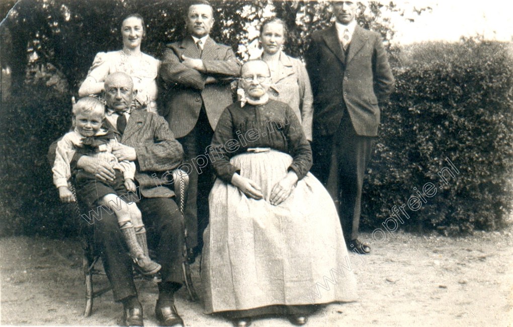 Klik voor foto in apart venster 3_hendrik_hallink_en_echtgenote__met_deel_gezin_janna_gerritjan_mina_mensink_willem_en_kleinzoon_hendrik_zoon_van_gerritjan_hallink.jpg